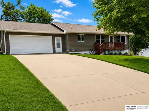 301 Maple St, Kennard, NE 68034