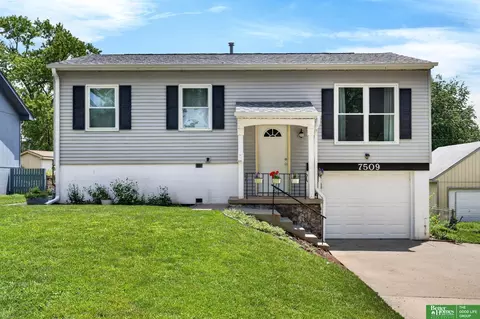 7509 Elizabeth St, La Vista, NE 68128