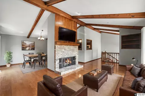 9374 Parker St, Omaha, NE 68114