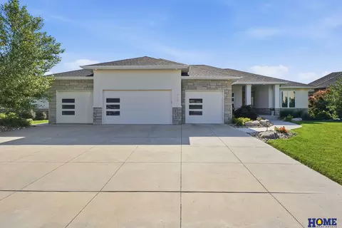 720 N 100th St, Lincoln, NE 68527