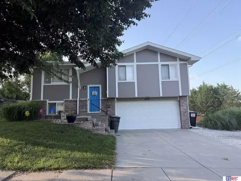 8040 Grand Oaks Dr, Lincoln, NE 68516