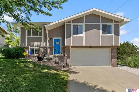 8040 Grand Oaks Dr, Lincoln, NE 68516