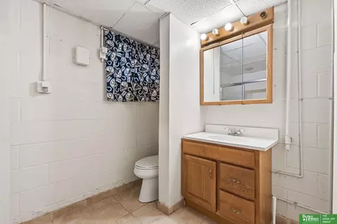 Bath - 10472 Wright Cir, Omaha, NE 68124 photo 3 of 3
