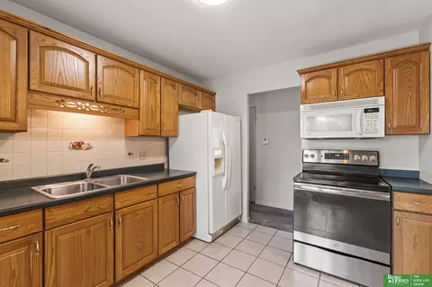 Kitchen - 10472 Wright Cir, Omaha, NE 68124 photo 4 of 5