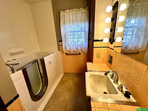 Bath - 409 Ivan St, Pender, NE 68047 photo 1 of 4