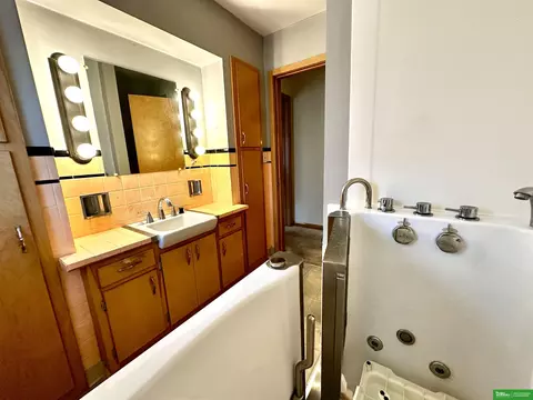 Bath - 409 Ivan St, Pender, NE 68047 photo 3 of 4