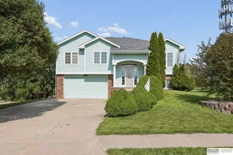 707 Tupelo Ln, Papillion, NE 68133