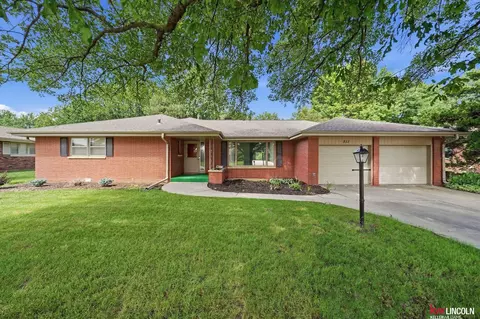 511 Lakewood Dr, Lincoln, NE 68510