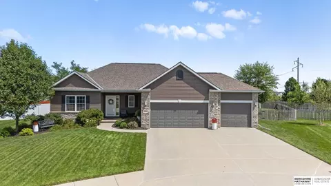 20454 Meredith Cir, Elkhorn, NE 68022