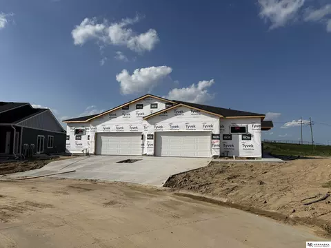 4572 Schilling Ct, Bellevue, NE 68133