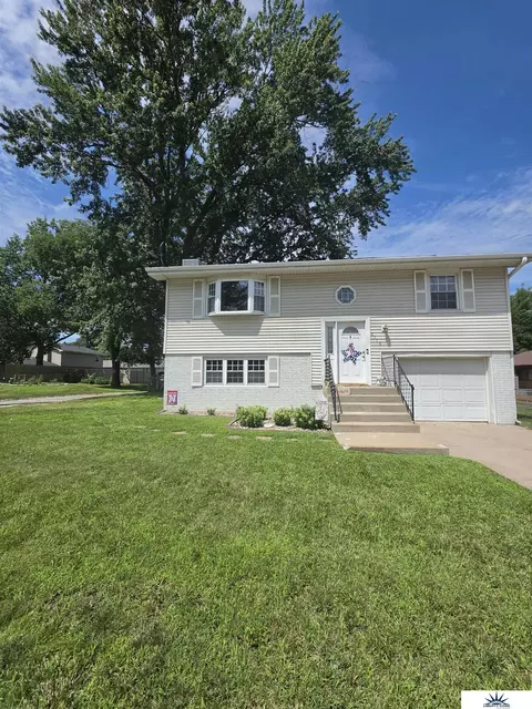3713 S 56 St, Lincoln, NE 68506