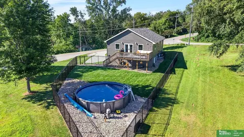 8419 Pawnee Ln, Plattsmouth, NE 68048