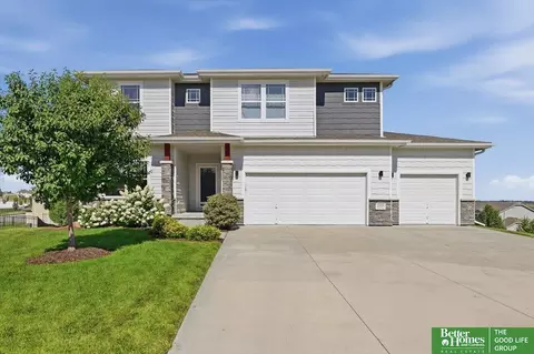 11036 Cove Hollow Cir, Papillion, NE 68046