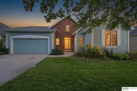 4606 Edgerton Dr, Papillion, NE 68133