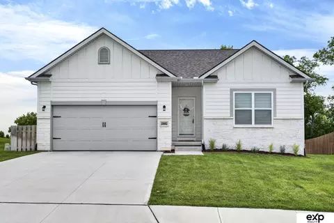 20882 Camelback Ave, Gretna, NE 68028