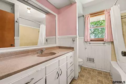 Bath - 7333 E Gage Rd, Firth, NE 68358 photo 1 of 2