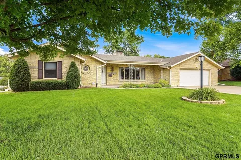 702 72nd Ave N, Omaha, NE 68114
