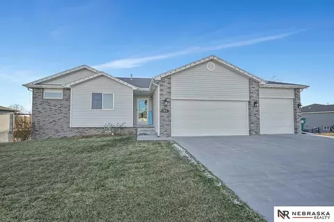 911 Barker Ln, Lincoln, NE 68521