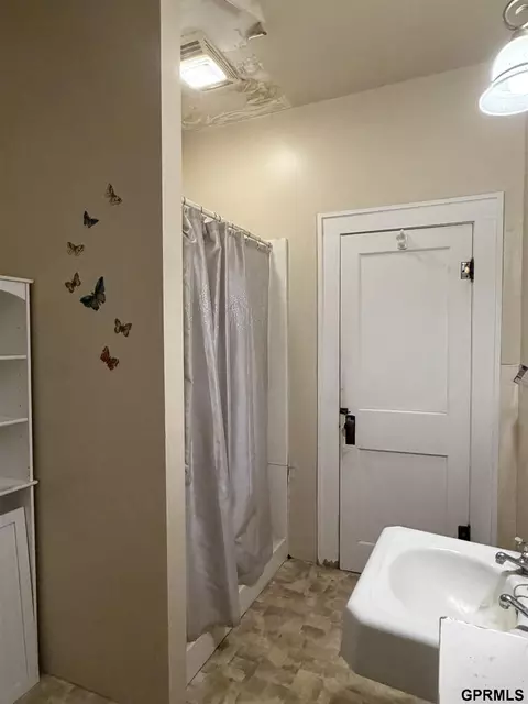 Bath - 233 S Fillmore St, Bruning, NE 68322 photo 3 of 4