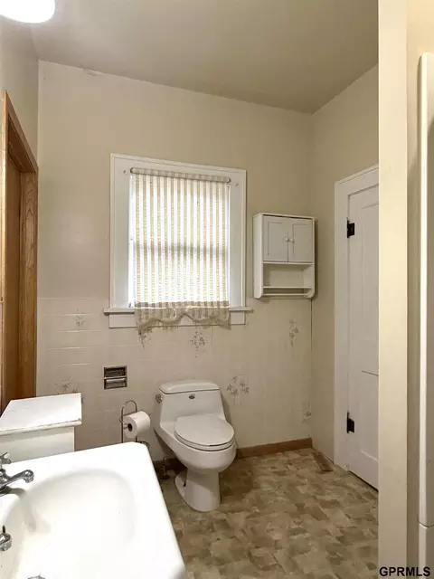 Bath - 233 S Fillmore St, Bruning, NE 68322 photo 2 of 4