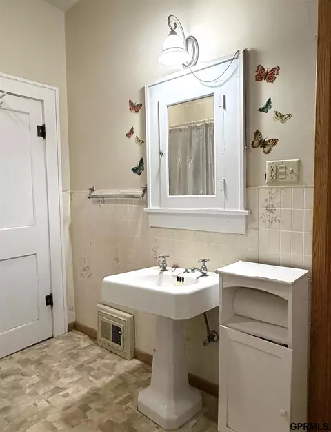 Bath - 233 S Fillmore St, Bruning, NE 68322 photo 1 of 4