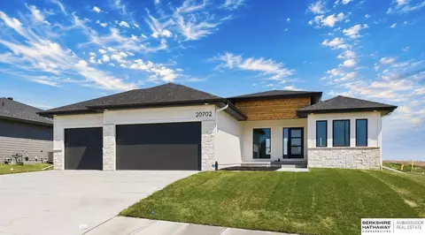 20702 Vernon Ave, Elkhorn, NE 68022