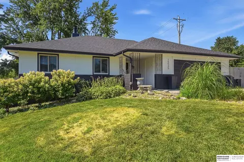 15535 Leavenworth St, Omaha, NE 68154