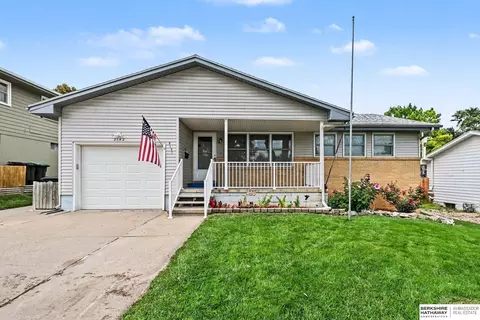 9142 Manderson St, Omaha, NE 68134