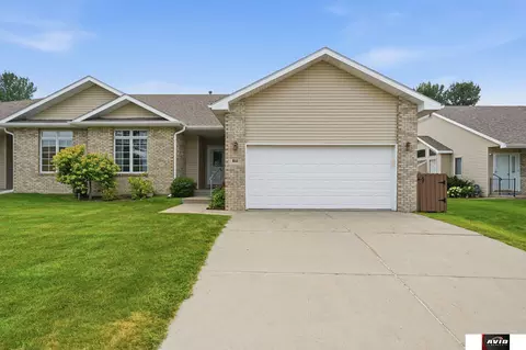8111 Cheney Ridge Rd, Lincoln, NE 68516