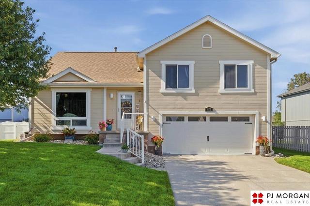 822 Clearwater Dr, Papillion, NE 68046