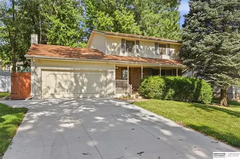 809 Chisholm Trl, Papillion, NE 68046