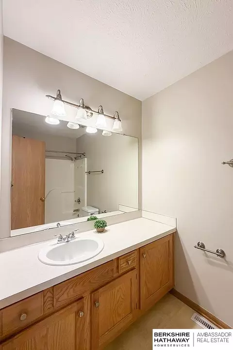 Bath - 1138 Devon Dr, Papillion, NE 68046 photo 1 of 3