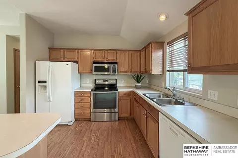 Kitchen - 1138 Devon Dr, Papillion, NE 68046 photo 3 of 5