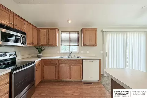 Kitchen - 1138 Devon Dr, Papillion, NE 68046 photo 4 of 5