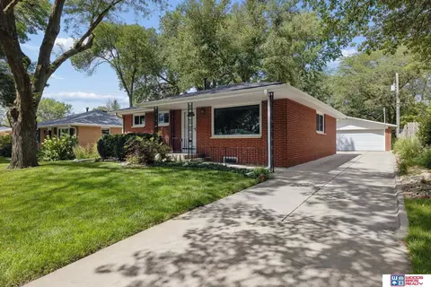 2327 S 61st St, Lincoln, NE 68506