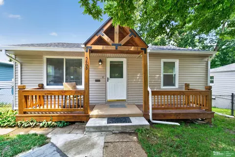 5805 N 36th St, Omaha, NE 68111