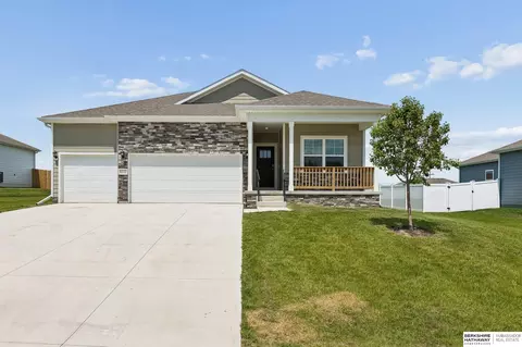 6232 Harvest Dr, Papillion, NE 68157