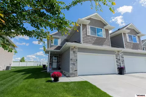8767 Ridge Hollow Dr, Lincoln, NE 68526