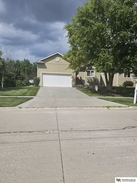 7742 Phares Dr, Lincoln, NE 68516