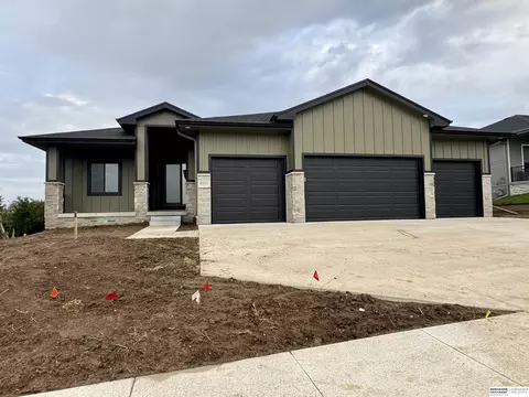 8954 Von St, Papillion, NE 68046