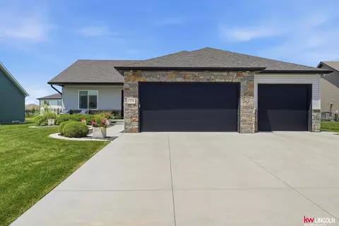 1324 E 8th St, Hickman, NE 68372