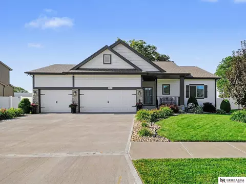 1807 Mayflower Rd, Bellevue, NE 68123 photo 2