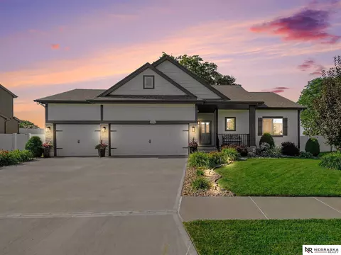 1807 Mayflower Rd, Bellevue, NE 68123