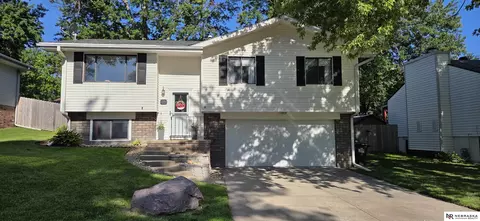 6139 NW 10th St, Lincoln, NE 68521