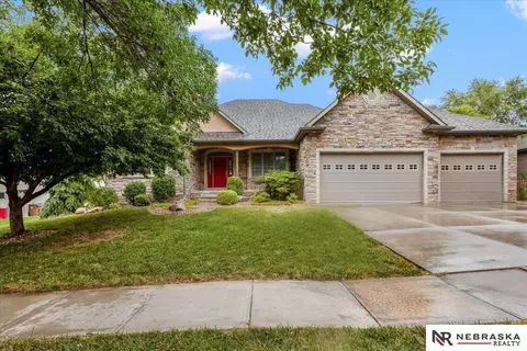 8630 Oakmont Dr, Lincoln, NE 68526