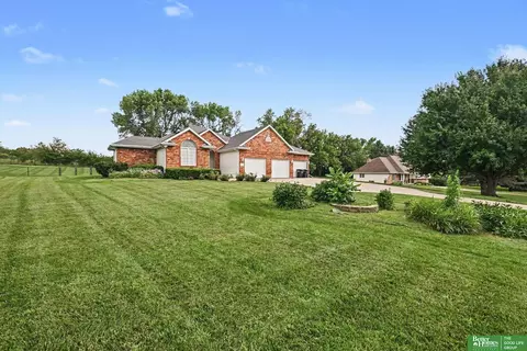 7707 Fairway Dr, Omaha, NE 68152