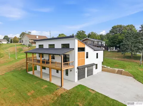 2390 Cambridge Dr, Plattsmouth, NE 68048