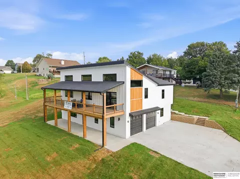 2390 Cambridge Dr, Plattsmouth, NE 68048