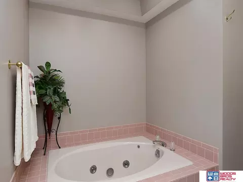 Bath - 125 Regency Dr, Beatrice, NE 68310 photo 4 of 7