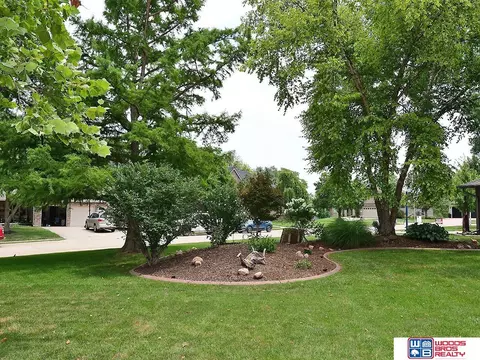Exterior - 125 Regency Dr, Beatrice, NE 68310 photo 9 of 13